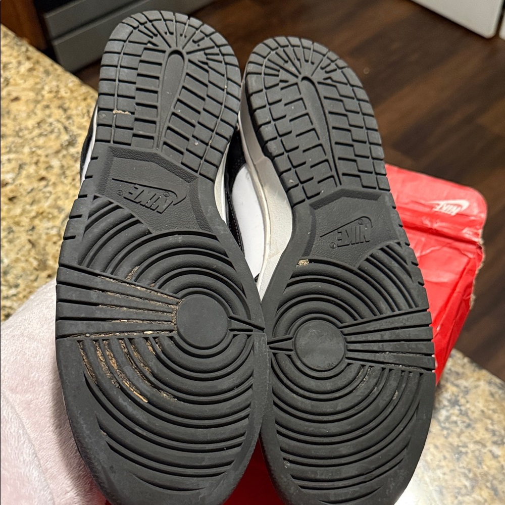 Nike Men's Classic Black and White Sneakers - Picture 2 of 4